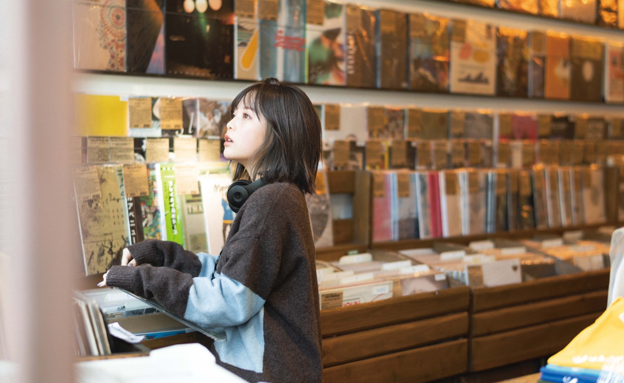 本屋にいる艶髪の女性